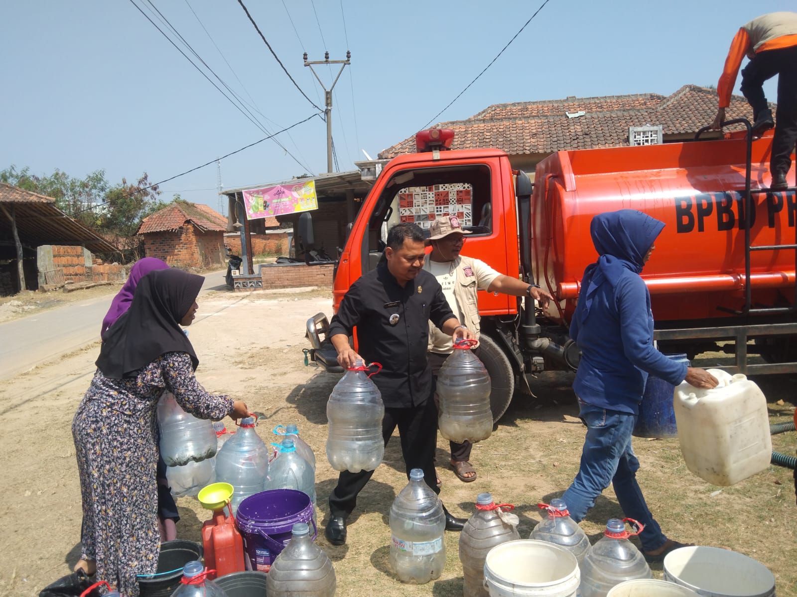 Villagers in Purwakarta Forced to Use Puddle Water Finally Receive Clean Water Aid