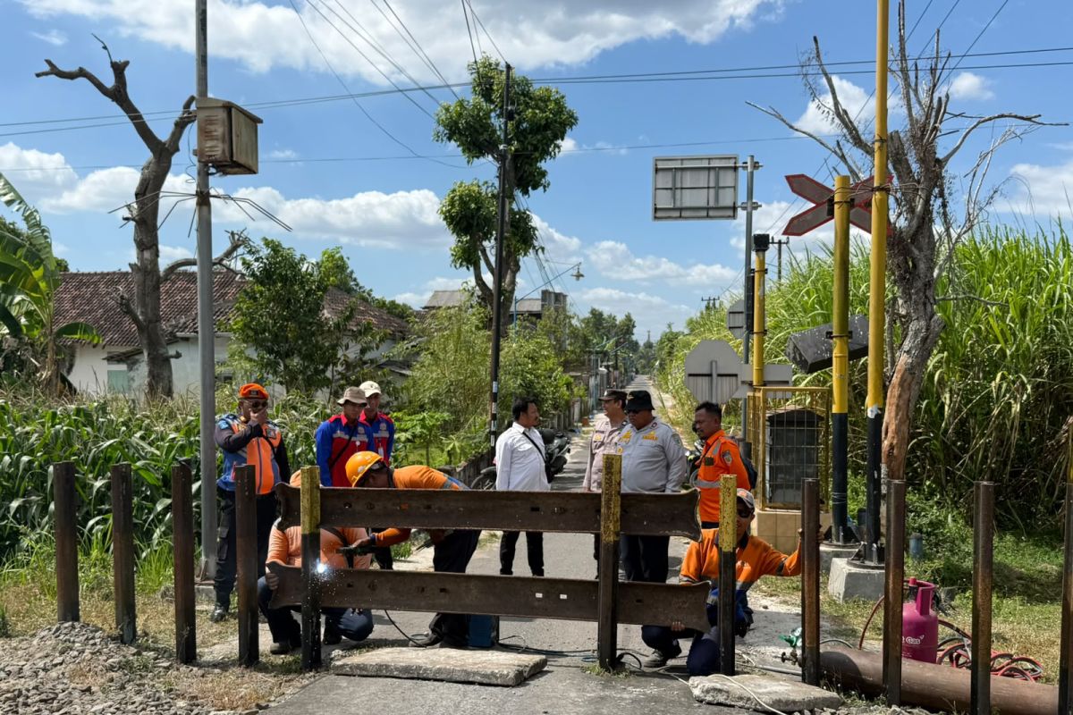 KAI Daop 7 Permanently Closes Illegal Level Crossing in Kediri