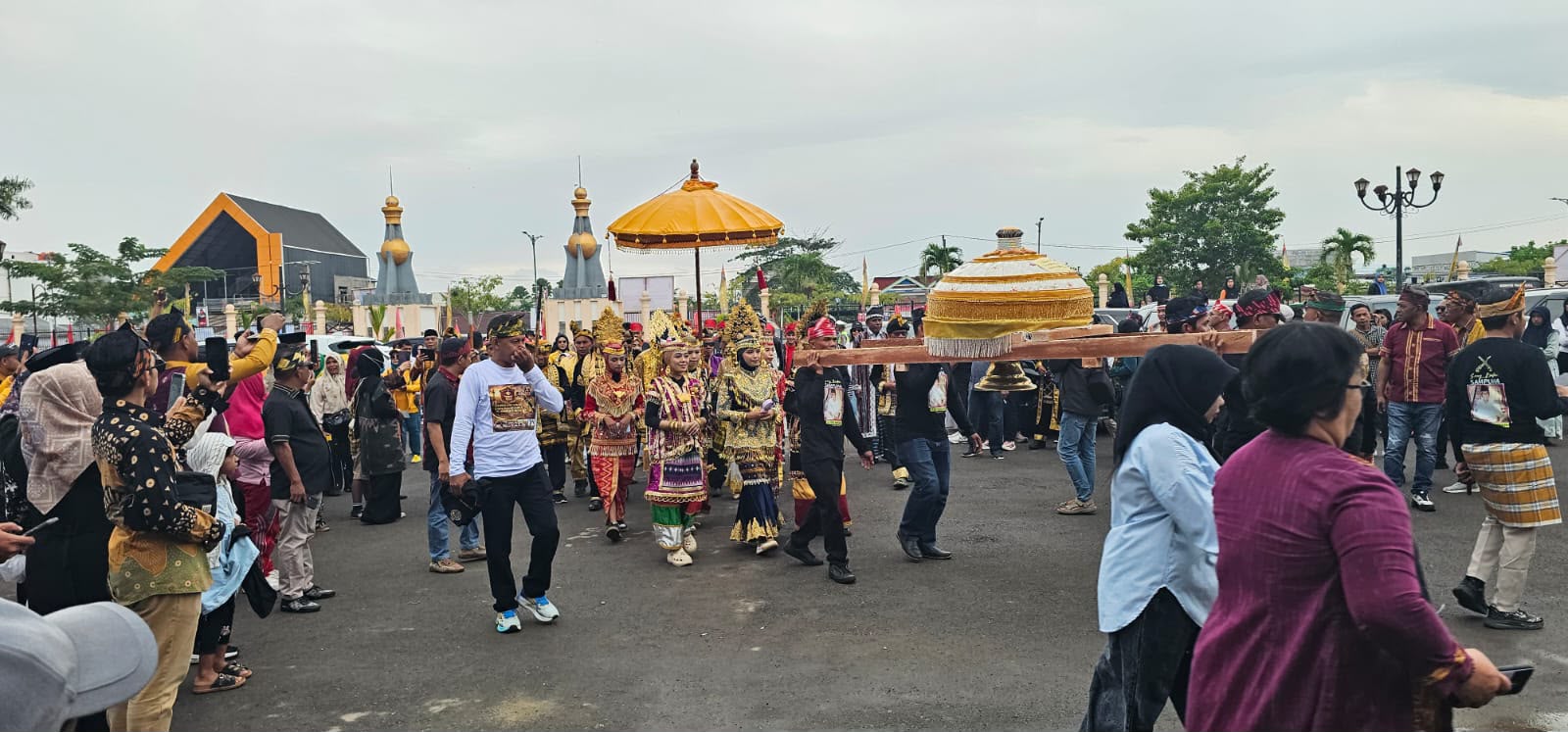 Muna's Unifying 'Dulang' Tradition Earns MURI World Record with 1,228 Servings