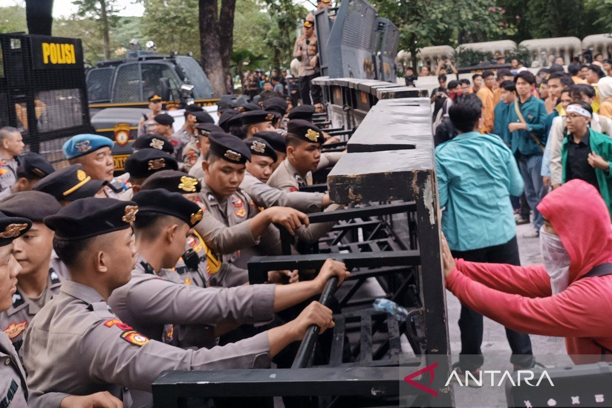 Police Deploy 900 Personnel to Secure Demonstration in Central Jakarta