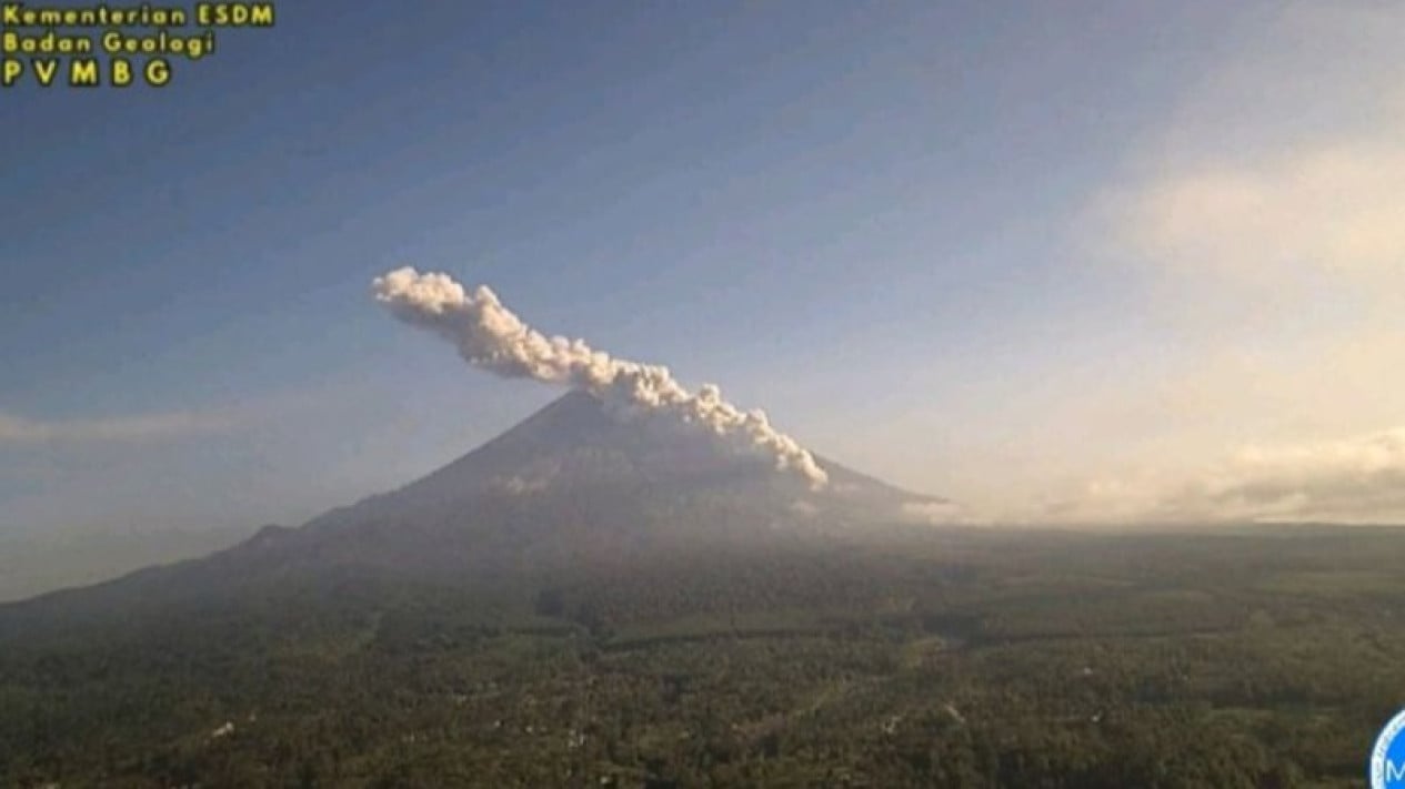 Mount Semeru Remains on Level III Alert as Eruption Quakes Dominate Activity