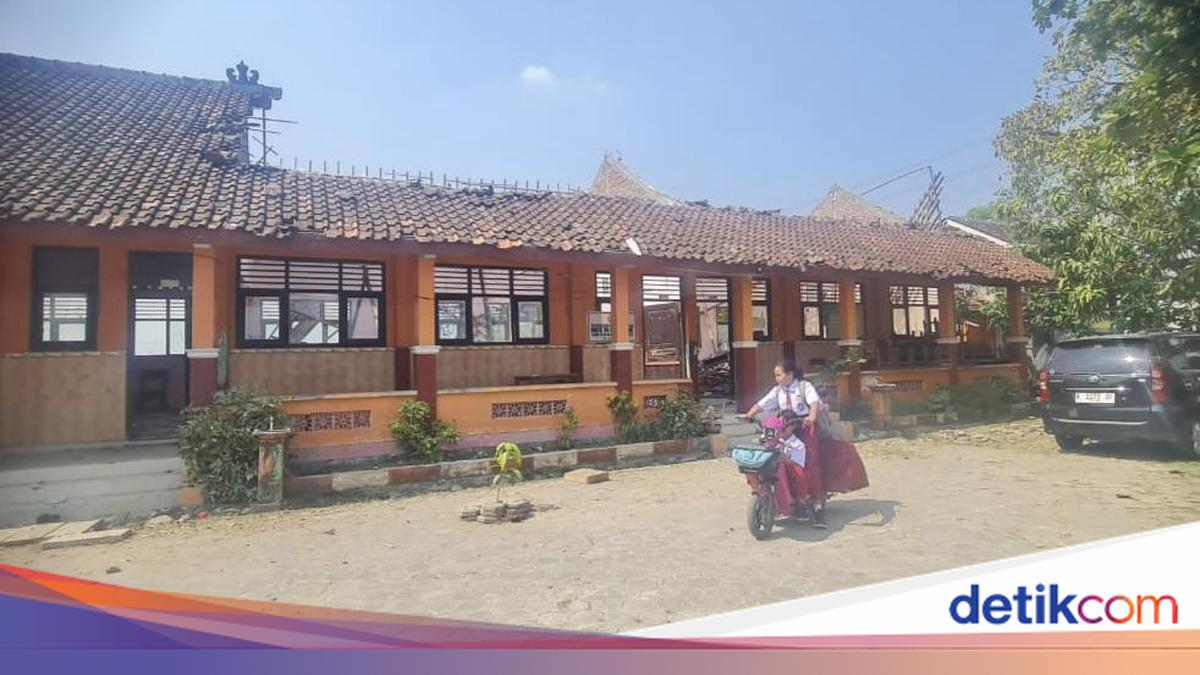 Grobogan Primary School Roof Collapses Due to Termite Damage, Students Forced to Study in Prayer Room