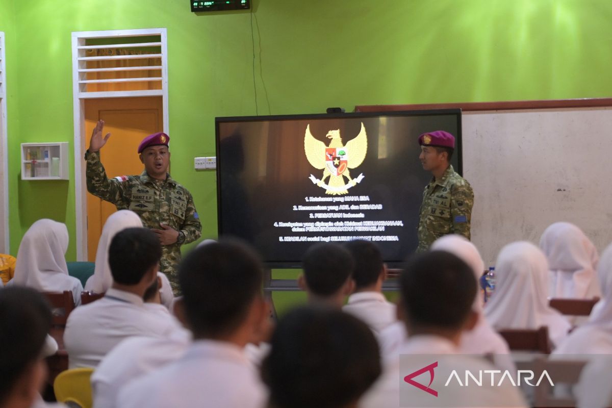 Marine Corps in Sebatik Marks Children's Day by Teaching in Schools