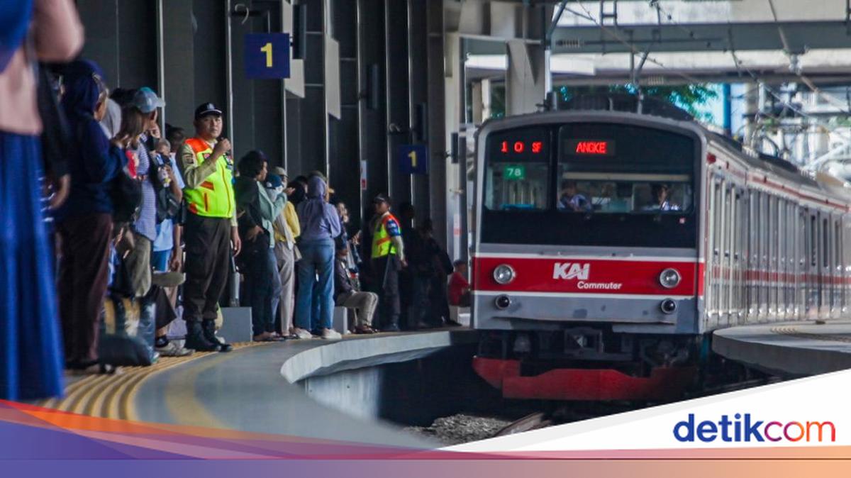 Viral Video Shows Passenger's Hand Trapped in KRL Door as Train Departs, KAI Issues Safety Plea