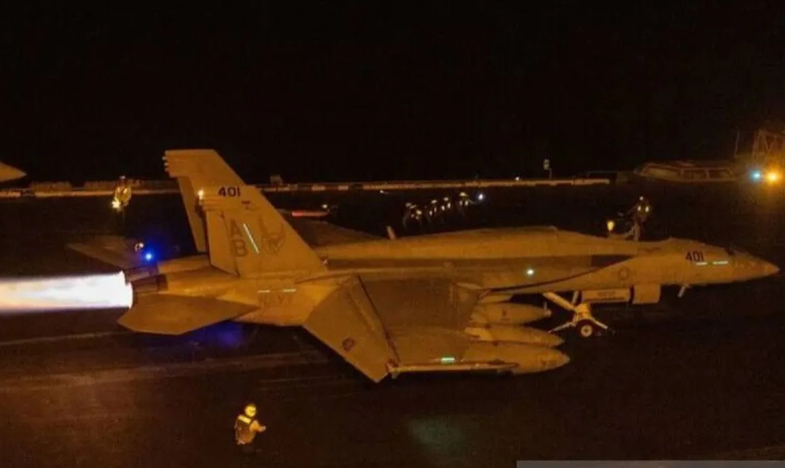 US Strikes Iranian Military for 12th Consecutive Night, Imposes Naval Blockade