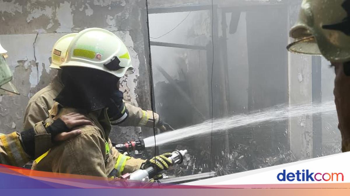 House Fire in Koja Caused by Electrical Fault, Losses Estimated at Rp 566 Million