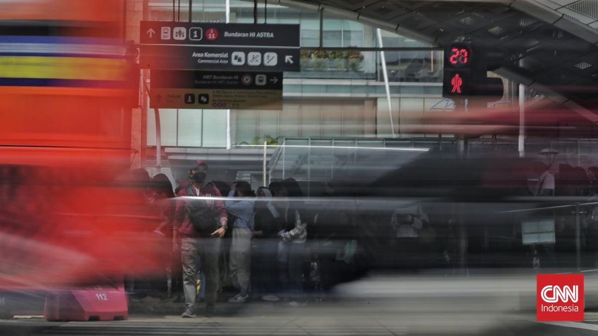 Alphard with Suspected Fake Plates Intimidates Security Guard at Bundaran HI, Police Mediate