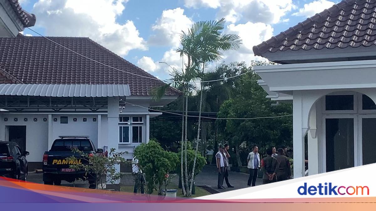 After Seizing 5 Suitcases from Regent's Office, KPK Searches LAZ's Official Residence