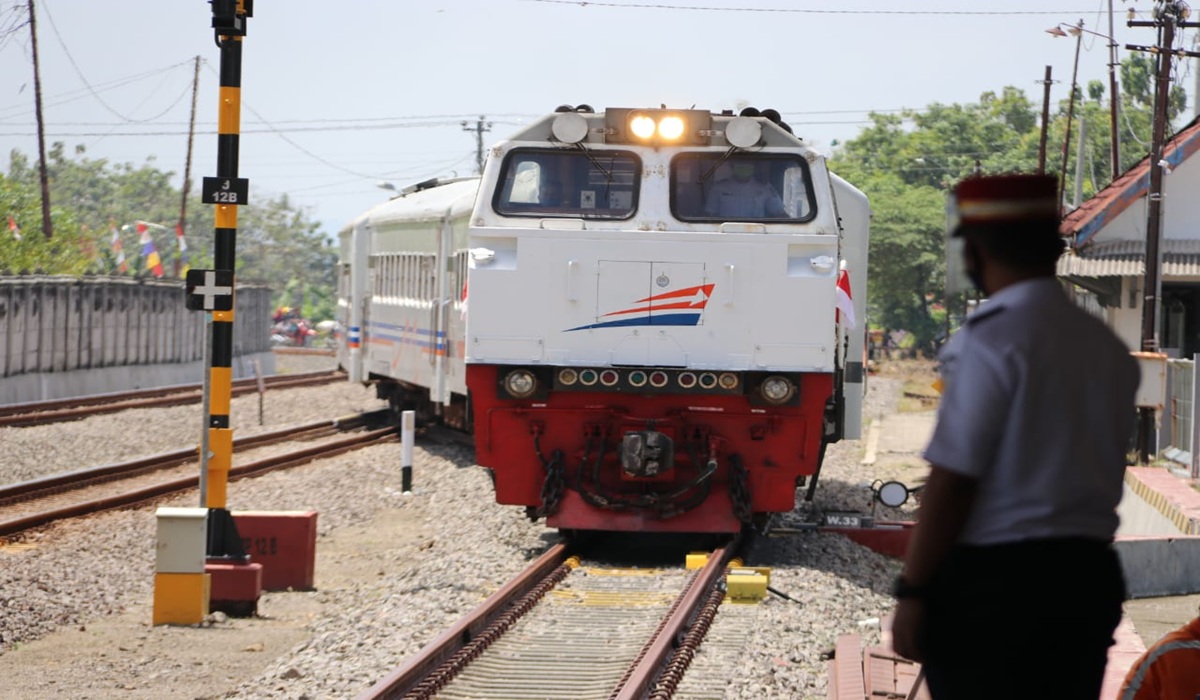 Brimob Vehicle Struck by Airport Train in Yogyakarta, No Fatalities