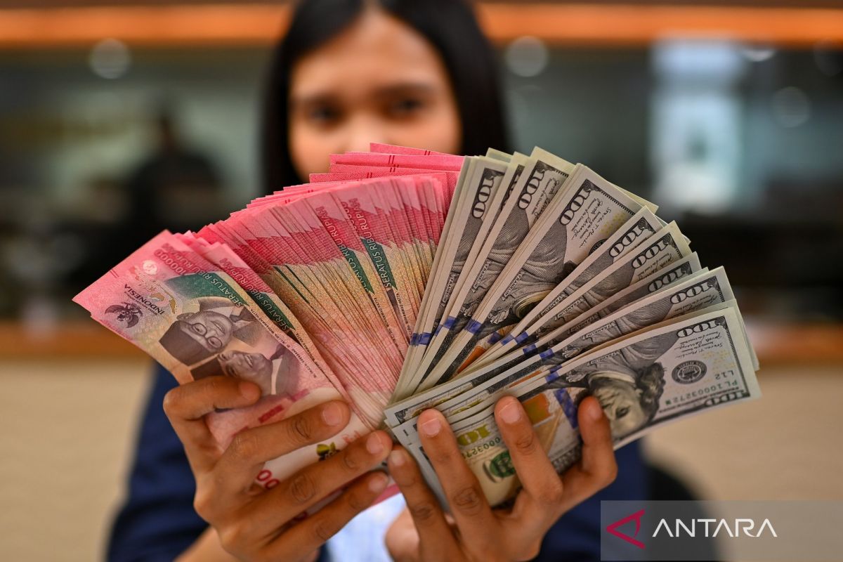 Rupiah weakens as strong expectations of Fed holding high interest rates persist