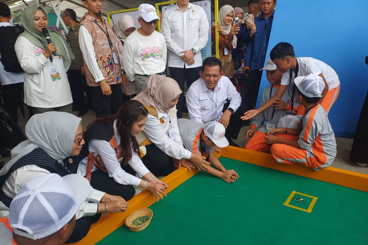 Selvi Gibran Nostalgic for Traditional Games at National Children's Day Summit
