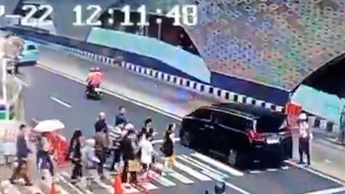 Viral: Alphard Runs Red Light at Bundaran HI, Allegedly Intimidates Security Guard