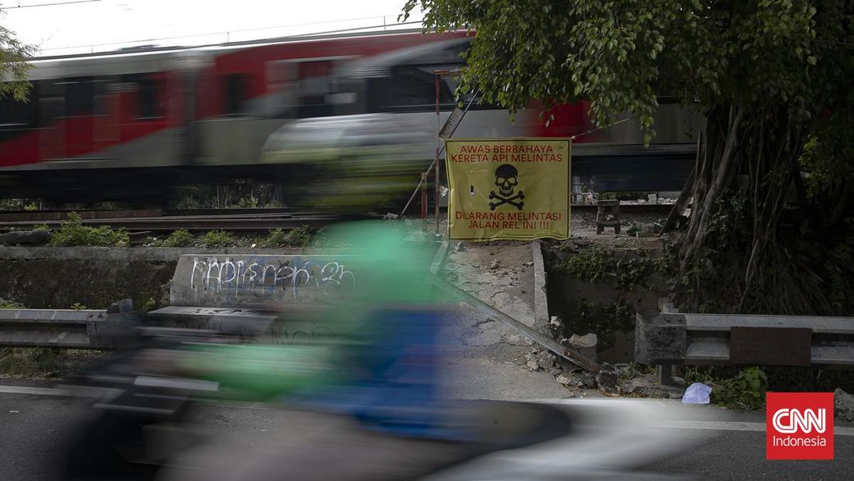 Brimob Vehicle Struck by Airport Train at Unguarded Bantul Crossing