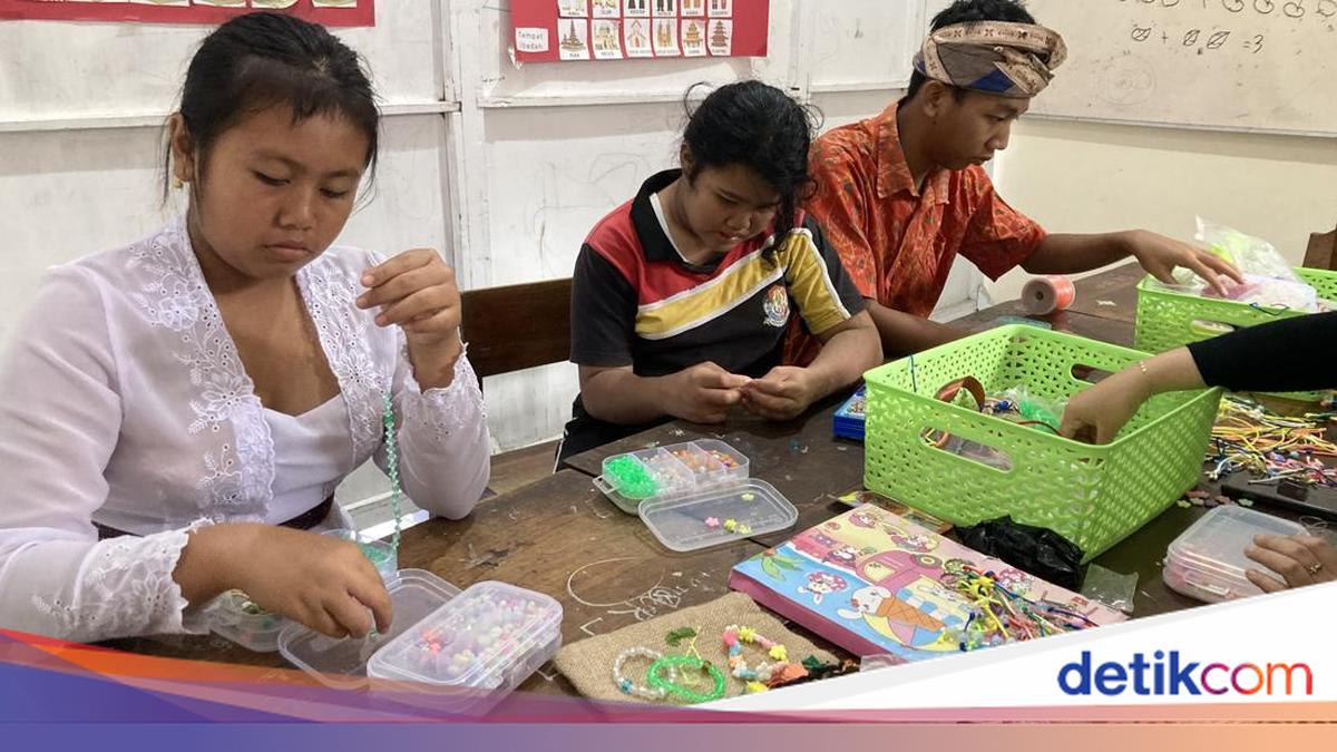 A Glimpse into the Skilled Hands of Disabled Children at SLBN 1 Klungkung