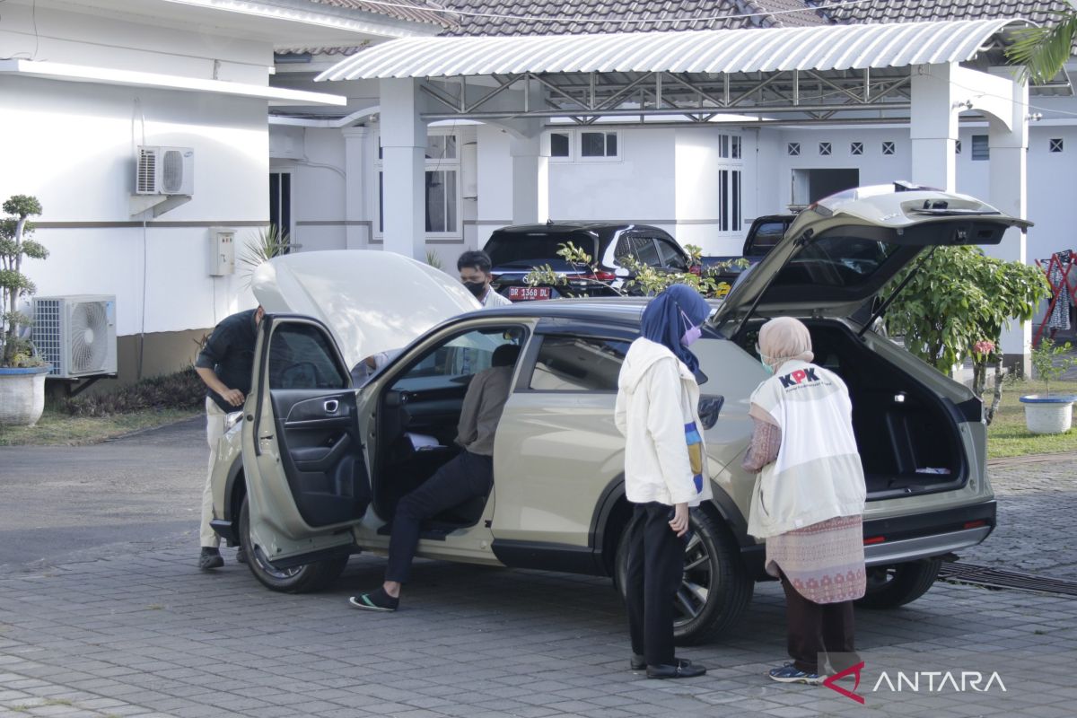 KPK Searches Vehicle at West Lombok Regent's Pavilion in Corruption Probe