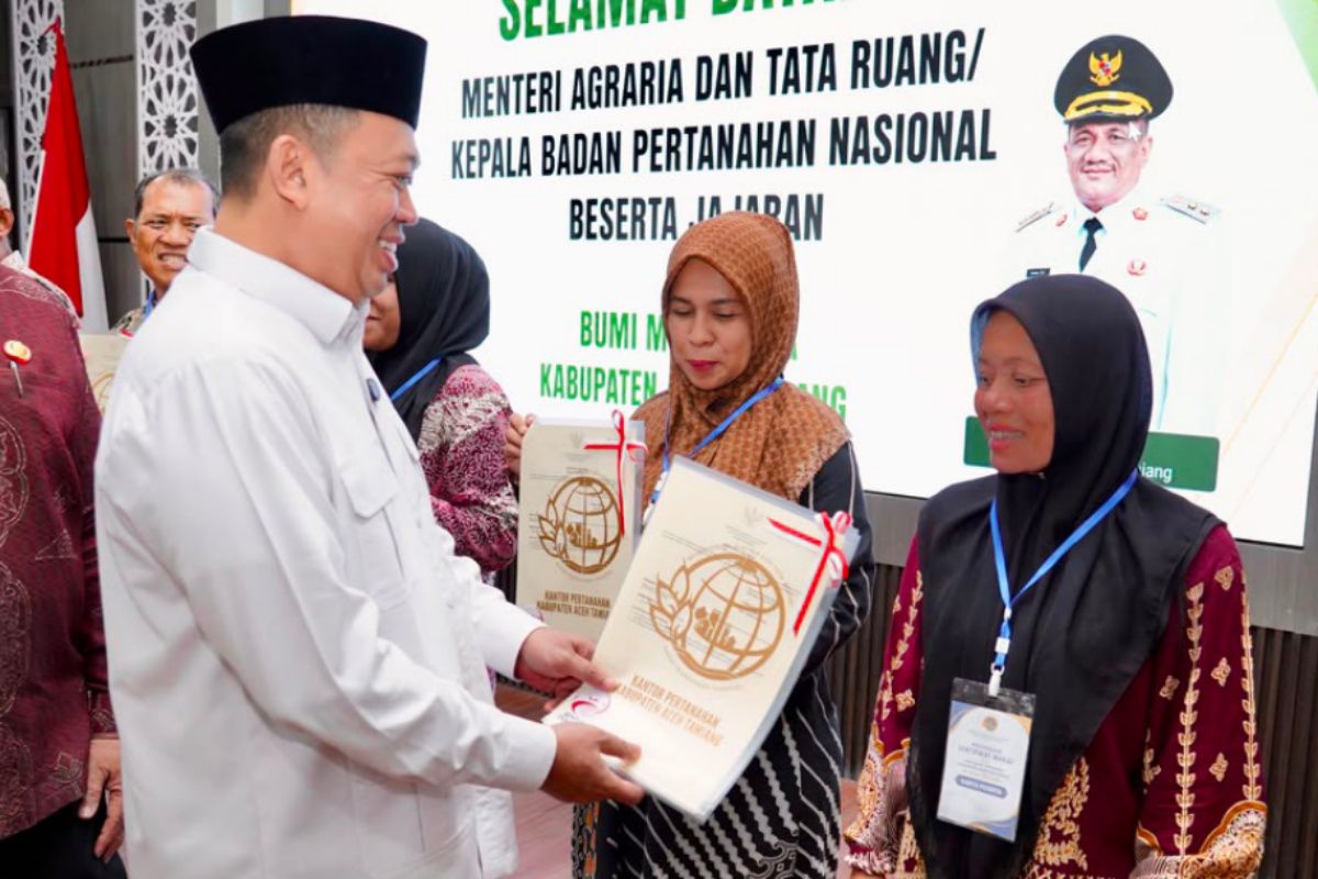 Nusron targets restoration of 2,000 land certificates in Aceh Tamiang by December
