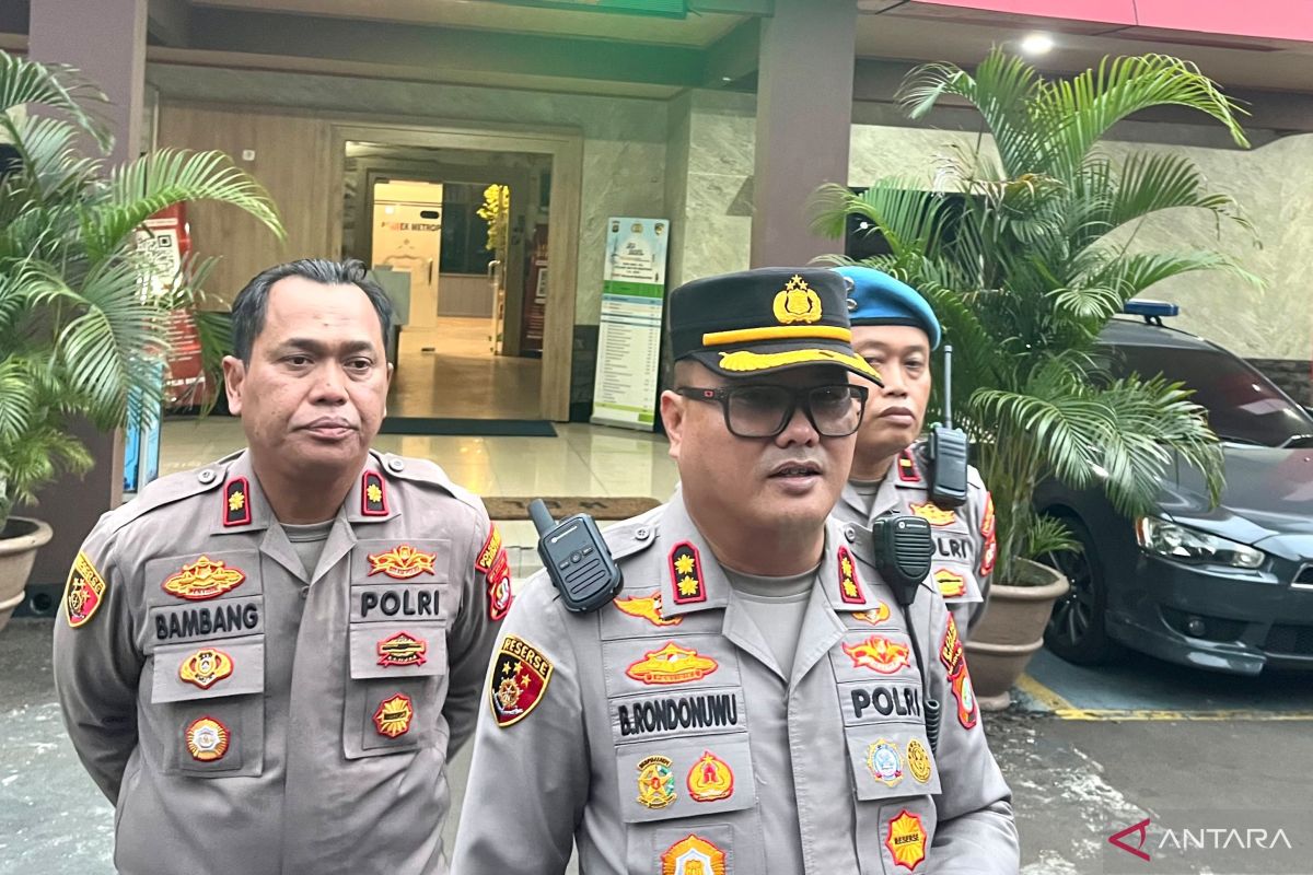 Police mediate dispute after car allegedly runs red light in Central Jakarta