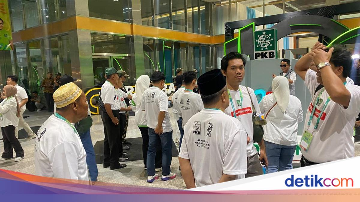 PKB's 28th Anniversary: Cadres Don 'Prabowonomics' T-Shirts