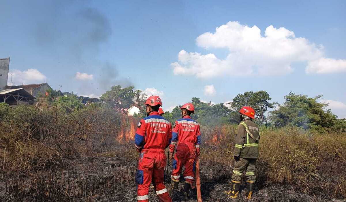 Land Fires Scorch 2,500 Square Metres in Tasikmalaya Amid Dry Season