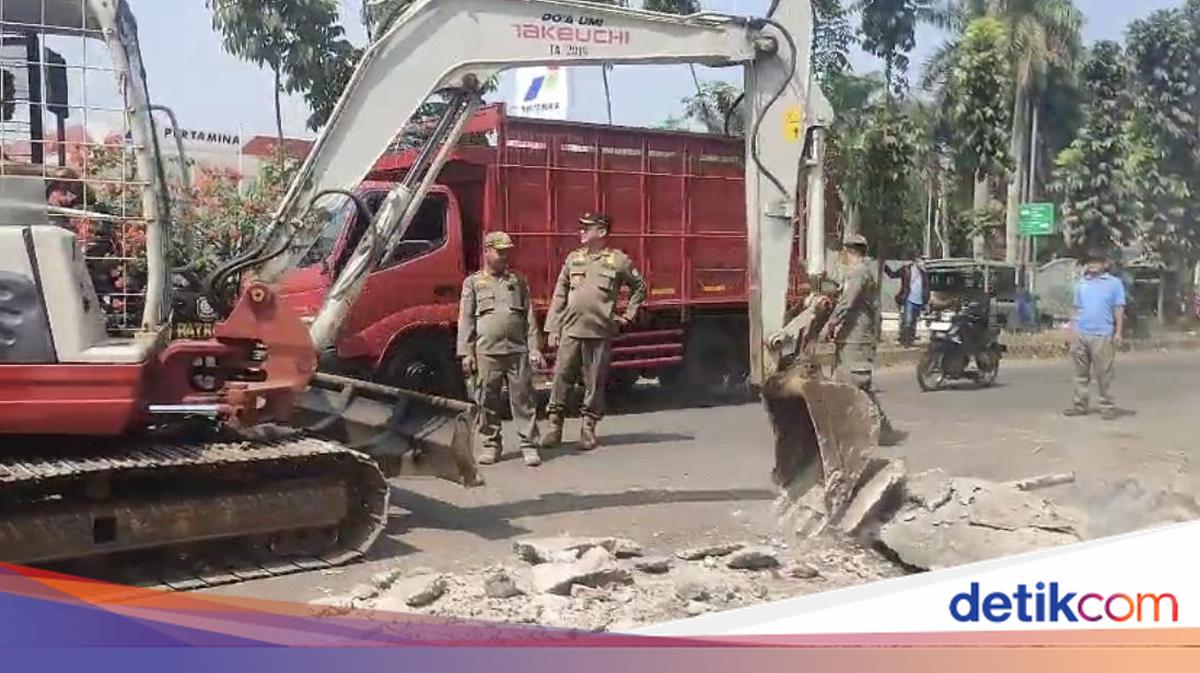 Satpol PP Demolishes 25 Illegal Structures in Depok, 10 Suspected 'Lap Coffee' Venues
