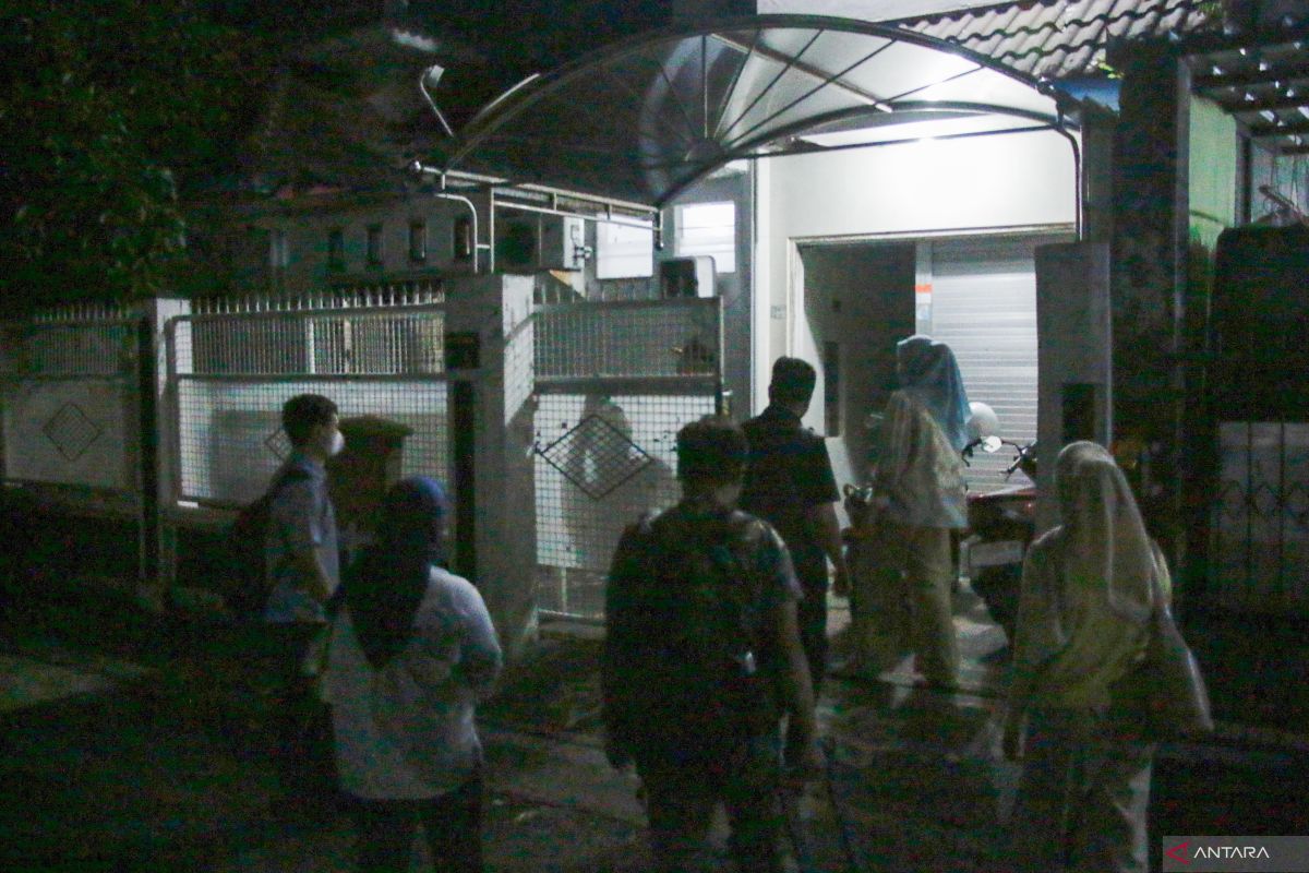 KPK Searches Second Home of West Lombok Regent
