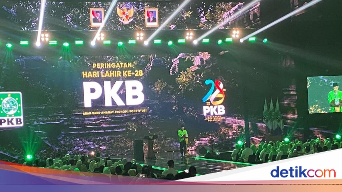 Cak Imin Greets Party Leaders at PKB Anniversary, Calls Zulhas a 'Loyal Friend'