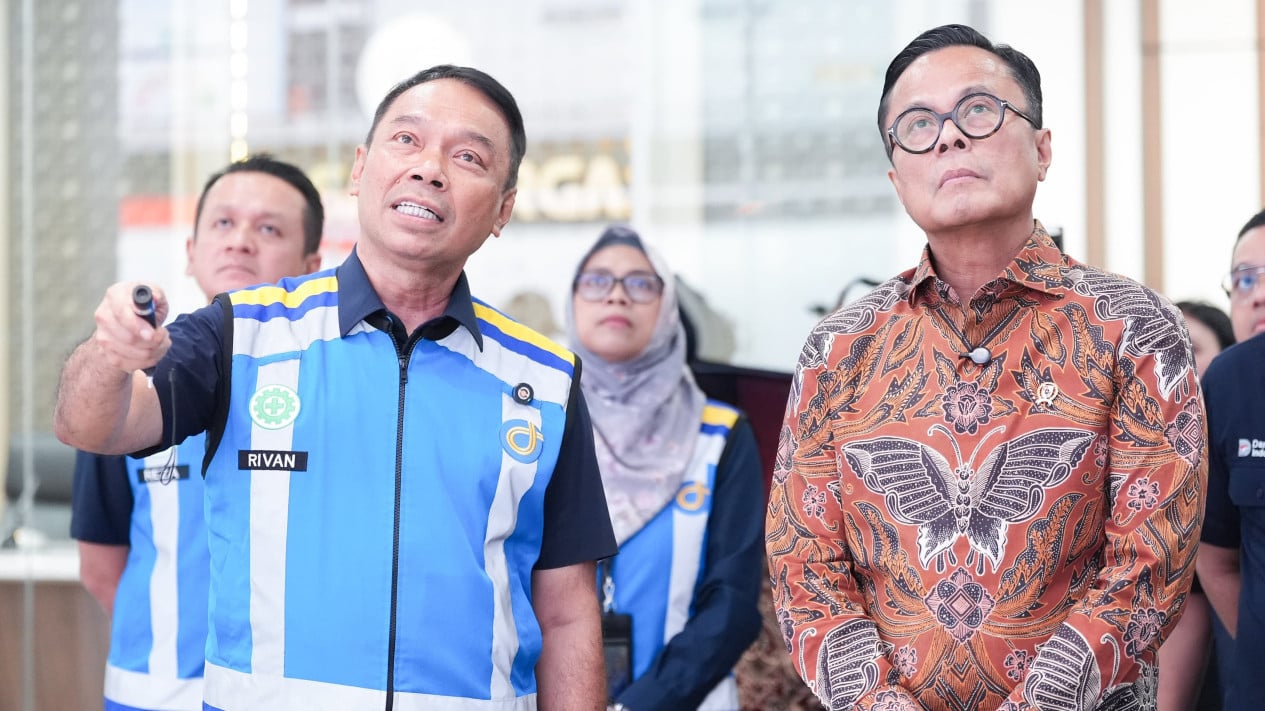 Dony Oskaria Inspects Jasa Marga Toll Services and Rest Areas