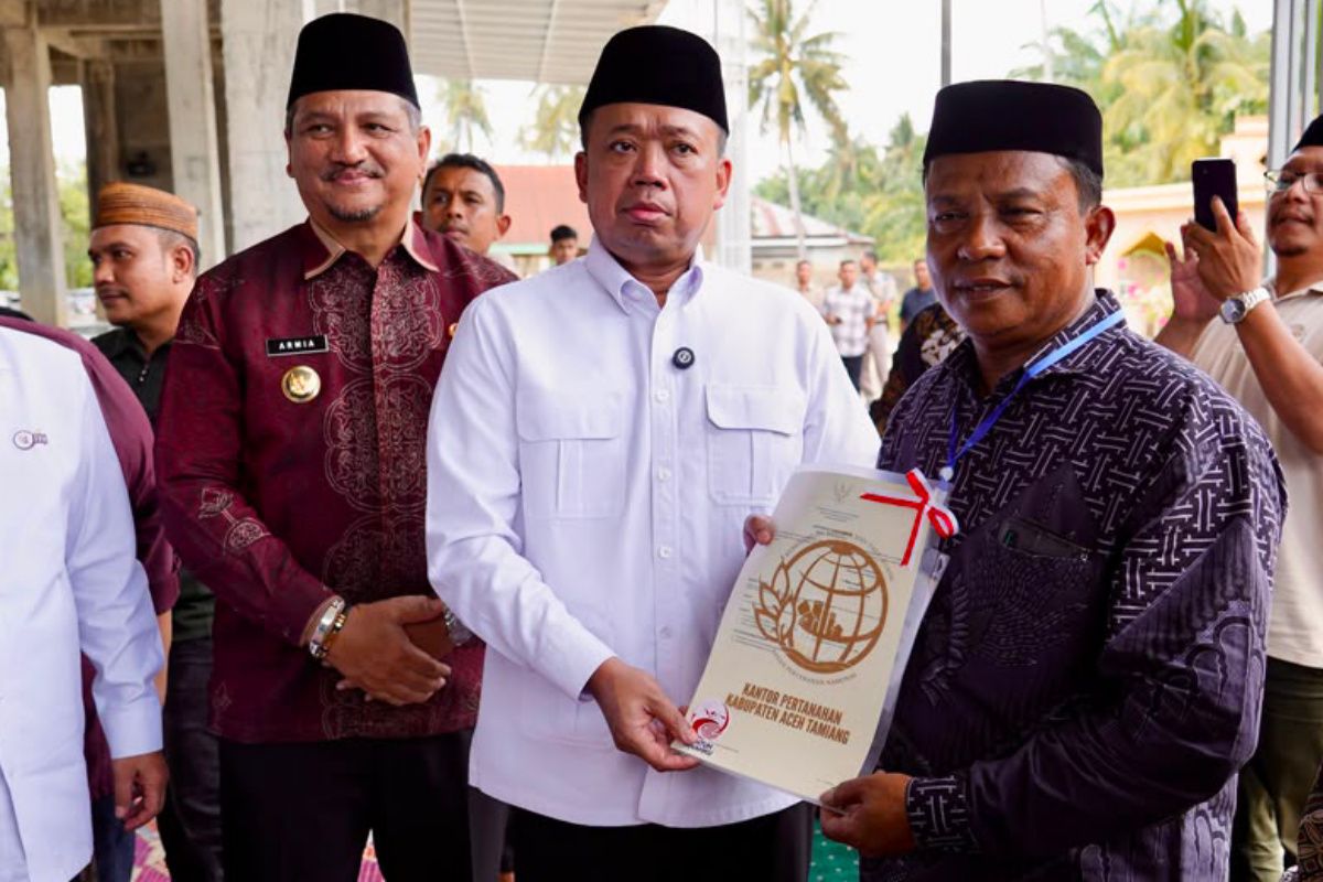 Minister Nusron hands over waqf certificates and MUI aid for Aceh mosque rehabilitation