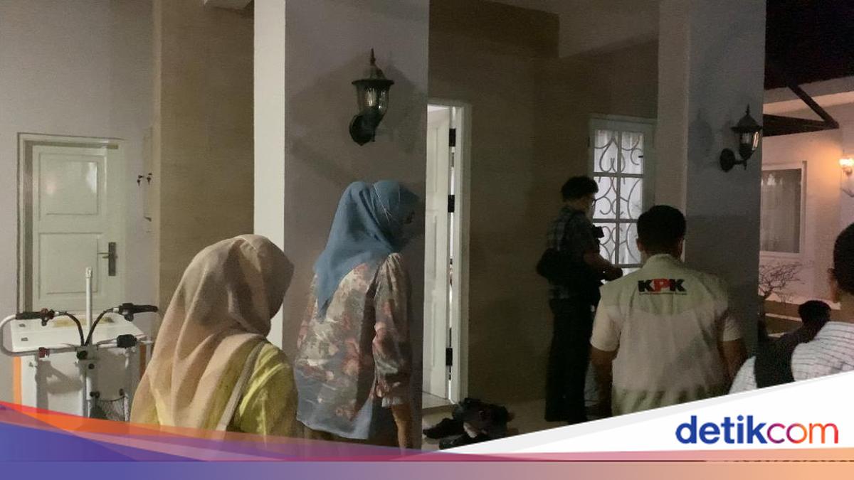 KPK Searches Two Private Homes of Former West Lombok Regent