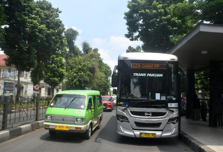 West Java Governor Evaluates Old Public Minibuses to Overhaul Regional Transport