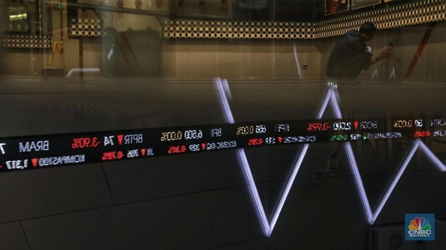IHSG Opens Down 1% Amid Global Oil Surge and US Tariff Concerns