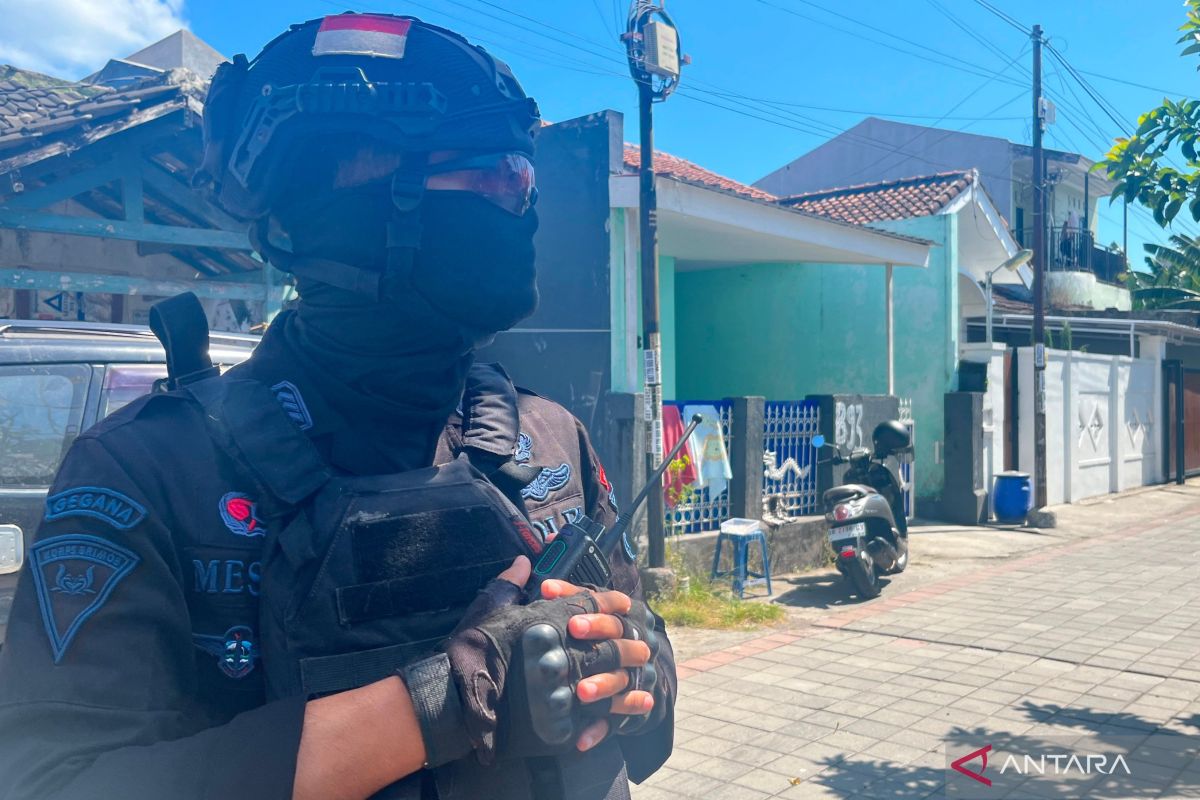 KPK Continues Search of House in BTN Mavilla, West Lombok