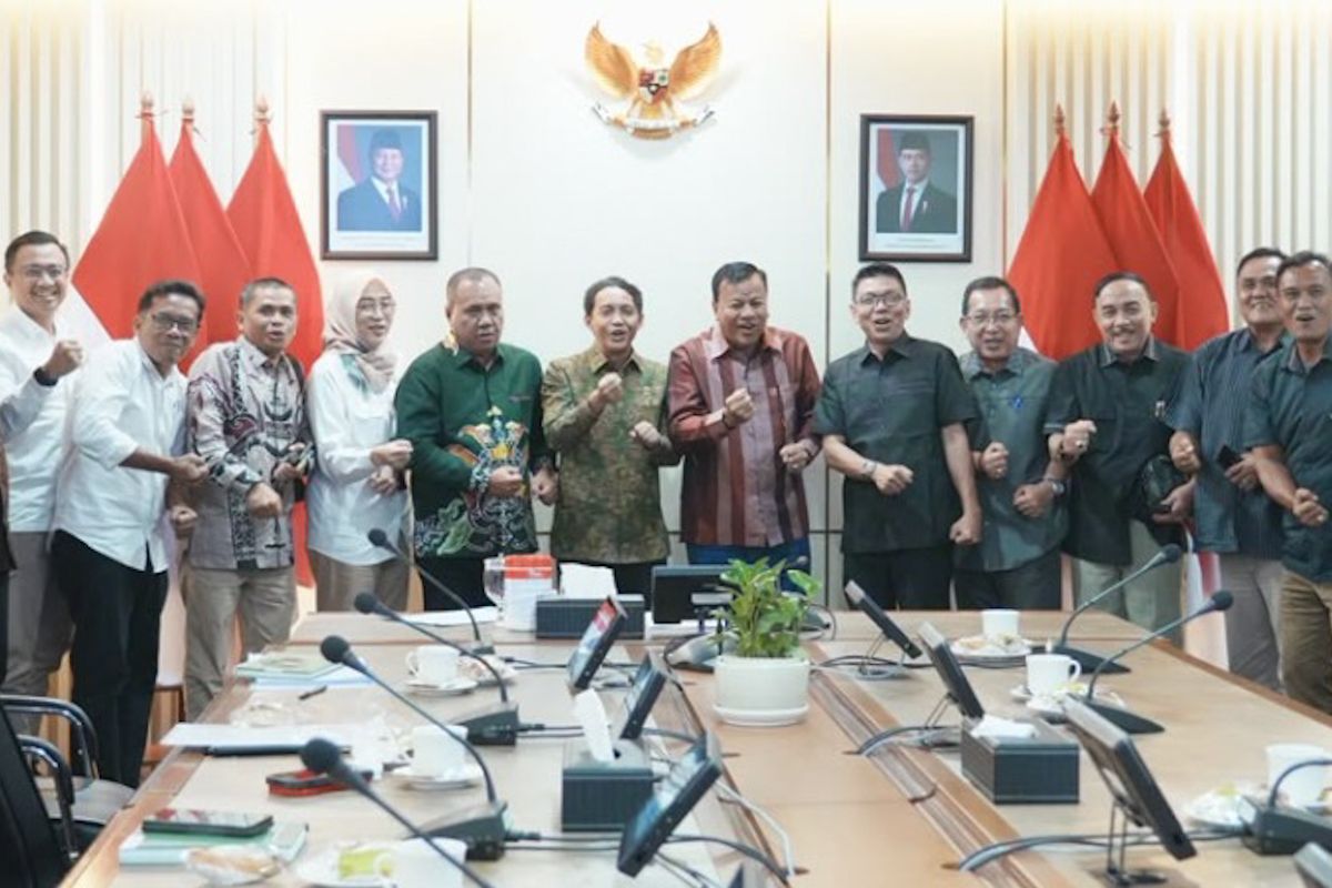 KPK Probes Meeting Between Non-Active Kuansing Regent and Forestry Minister Raja Juli