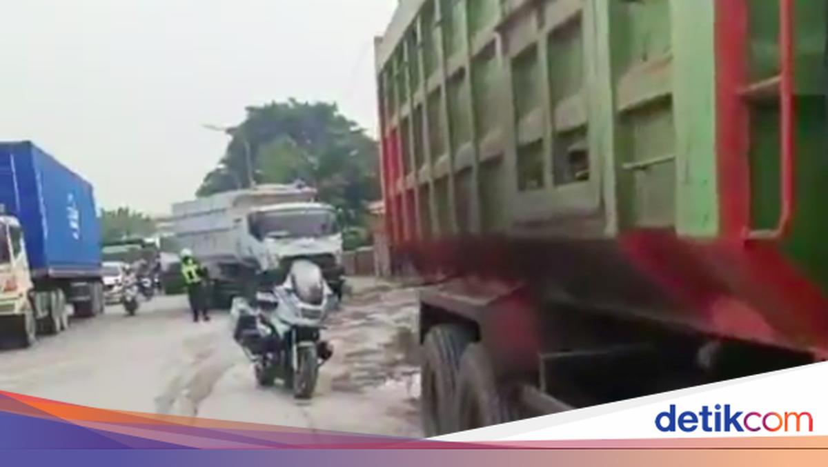 Trucks Parking on Cakung-Cilincing Road Shoulder Face Crackdown