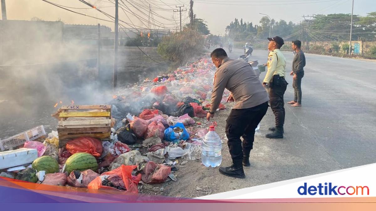 Rubbish Pile on Side of Cikande Road in Serang Catches Fire