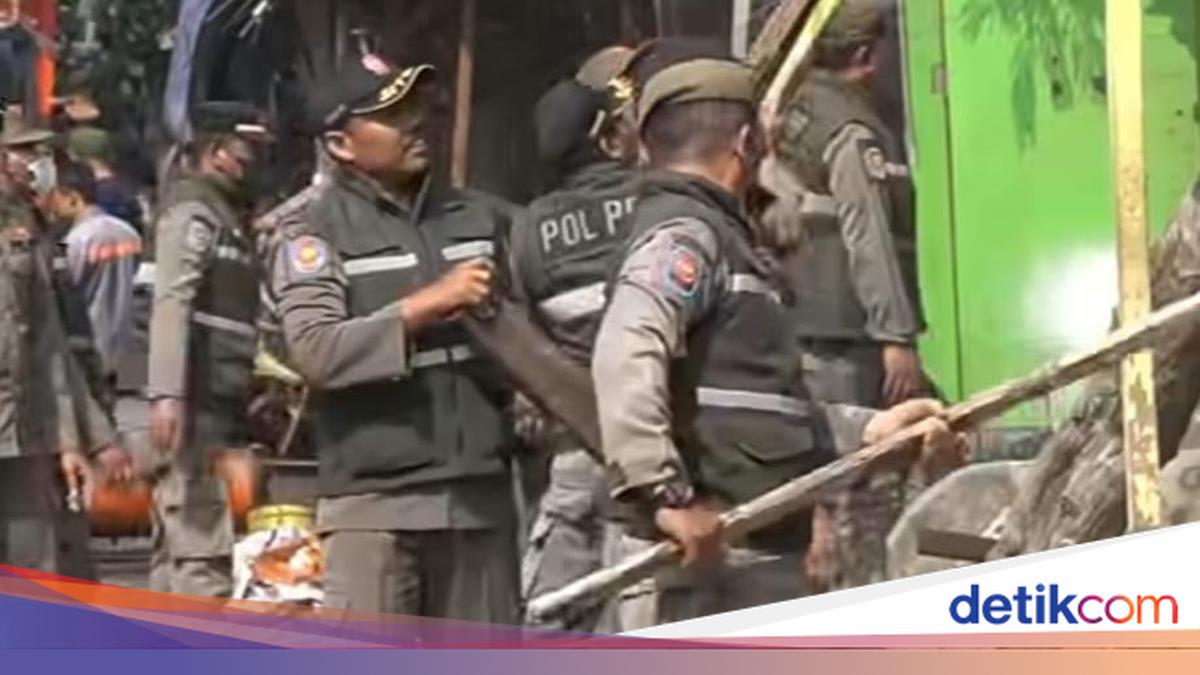 Satpol PP Dismantles 20 Illegal Structures on Drainage in Cengkareng, West Jakarta