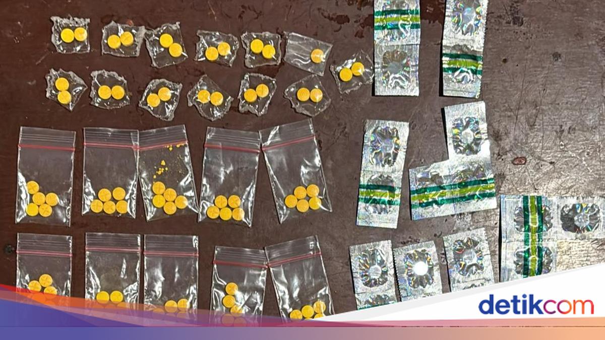 Two Tramadol Dealers Using Cosmetics Shop as Front Arrested in West Jakarta