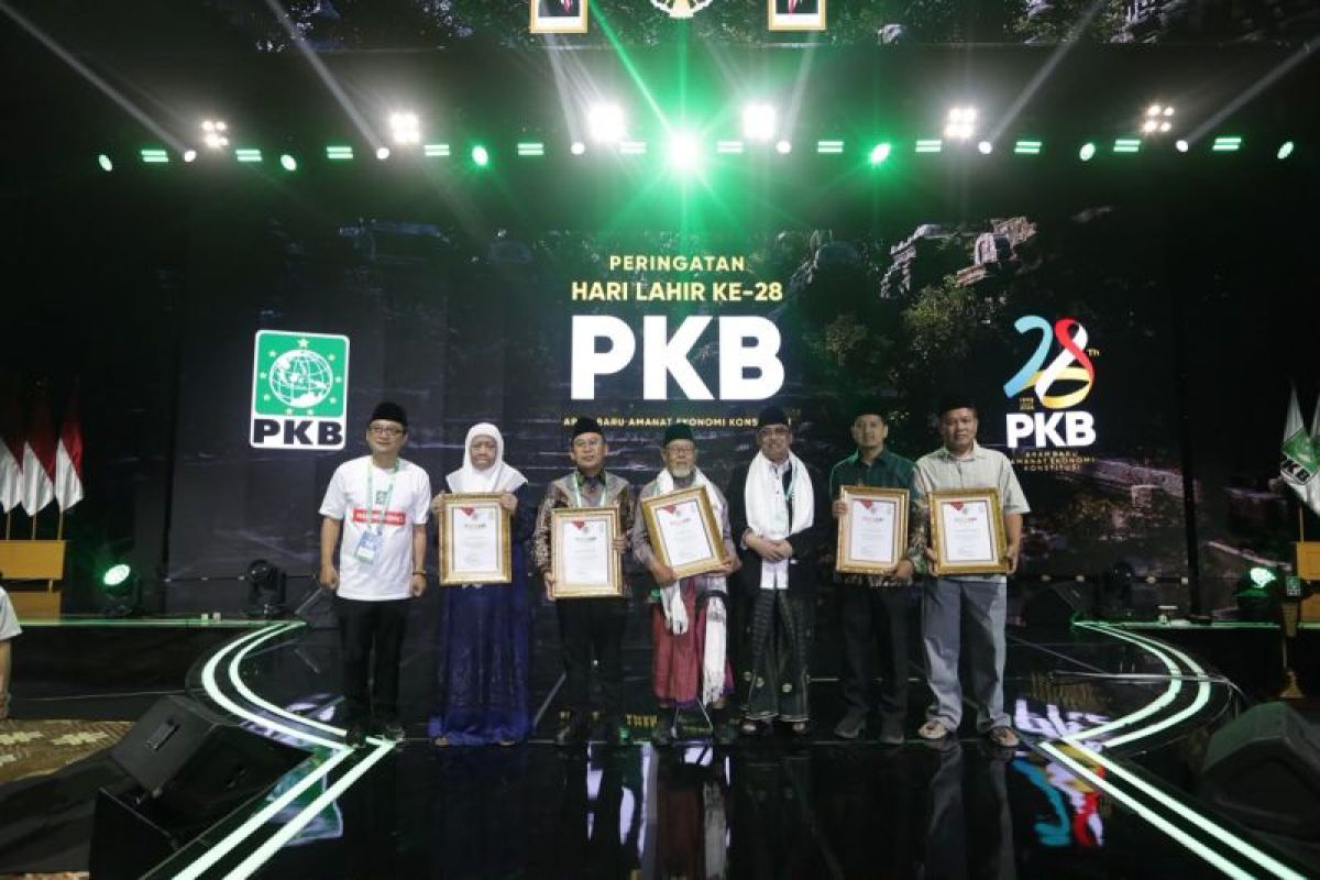 PKB honours five kiai for dedication to developing Islamic propagation