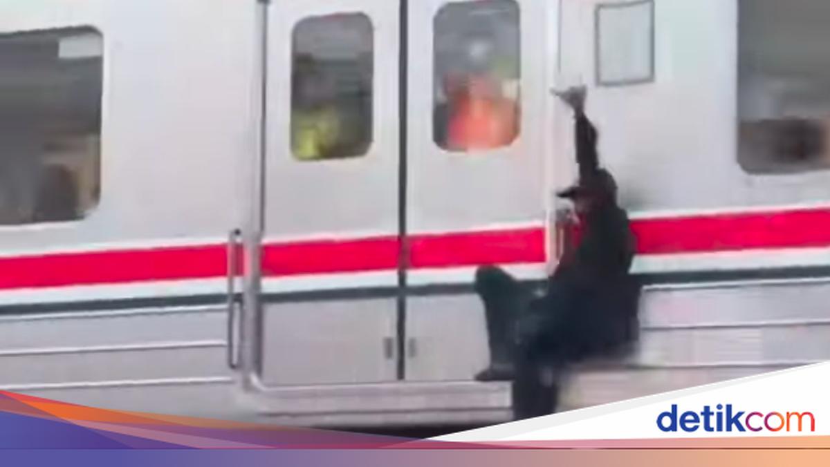 Don't Try This: Man Caught Hanging Outside KRL Priok Train Detained