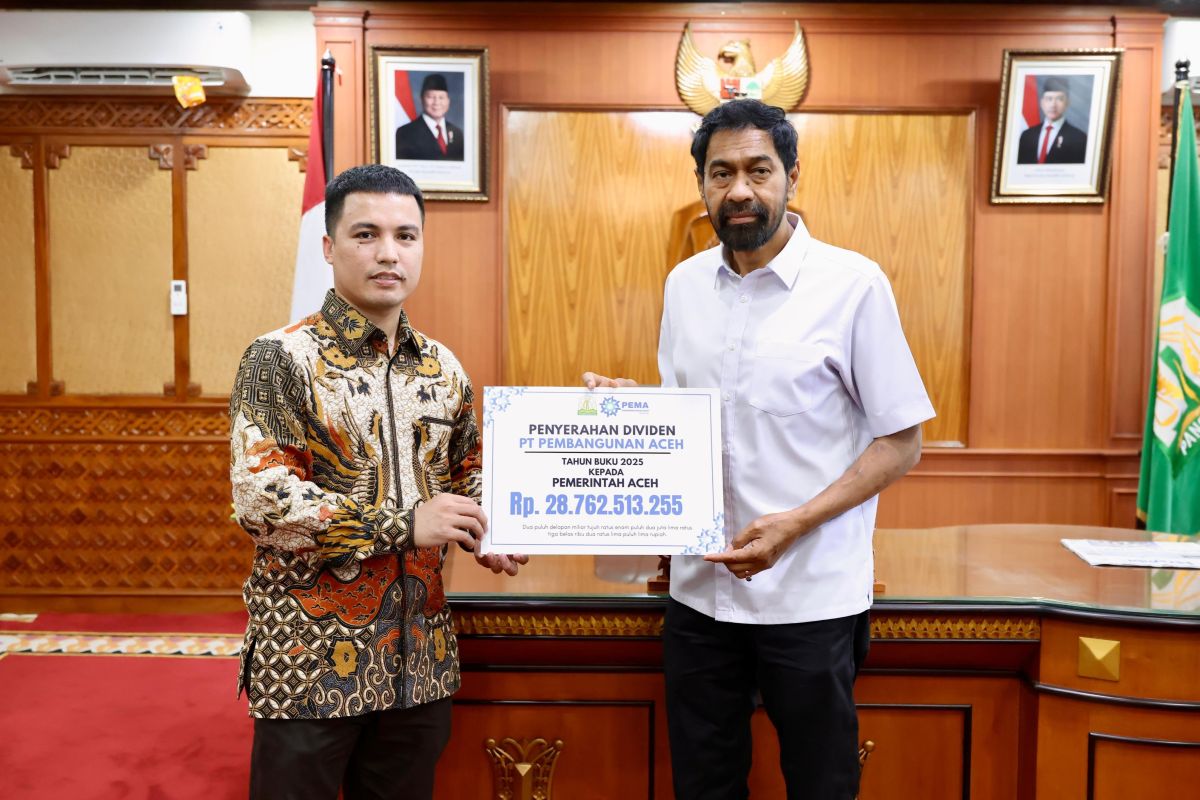 PEMA hands over Rp28.76 billion dividend to Aceh Government