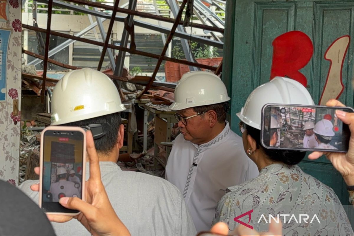 Pramono Inspects Condition of Collapsed SDN Kebayoran Lama Selatan 09