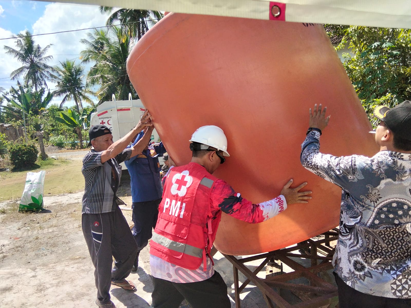 Wells Run Dry, Several Areas in Banyuwangi Struggle to Access Clean Water