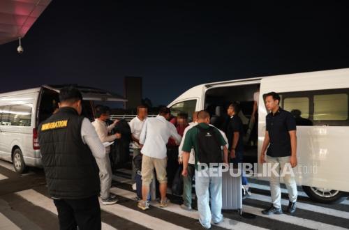10 Chinese Nationals Deported for Misusing Visit Visas to Work as Construction Labourers