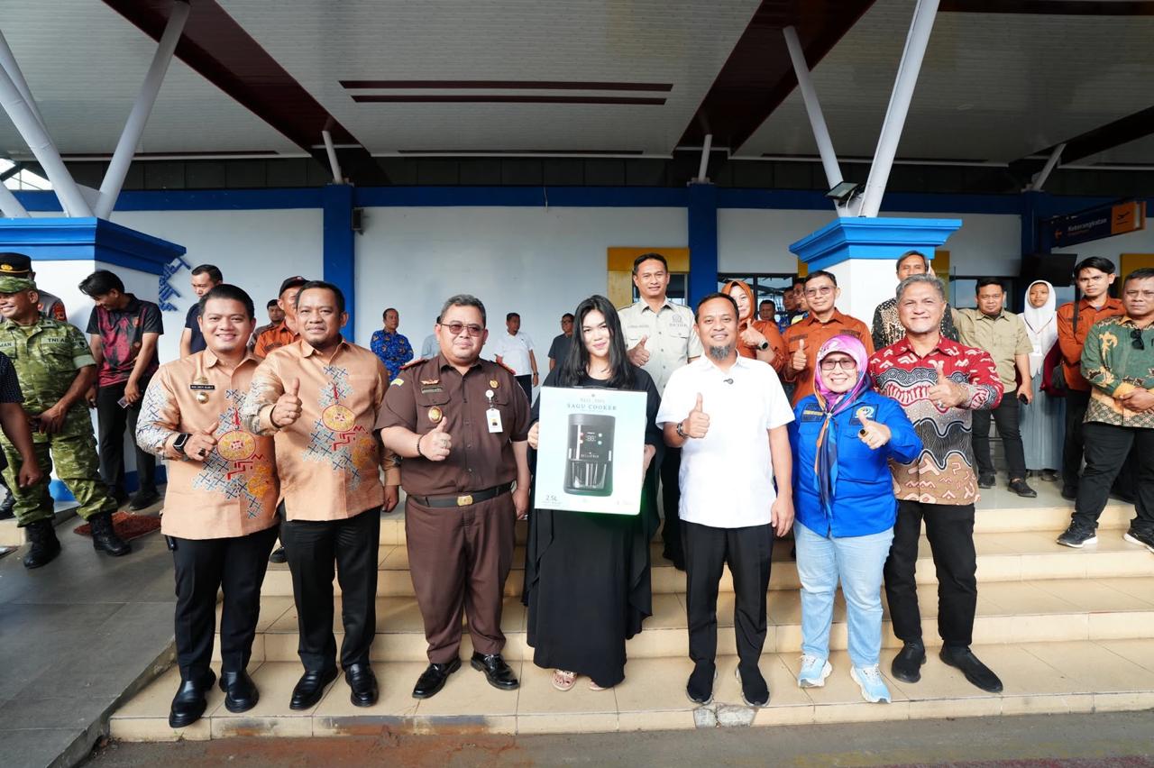 South Sulawesi Governor Distributes Sagu Cookers to Boost Food Security