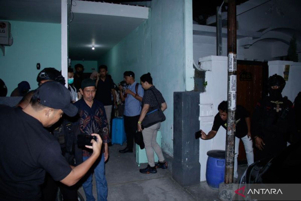 KPK Seizes Three Suitcases of Documents in West Lombok Corruption Raid