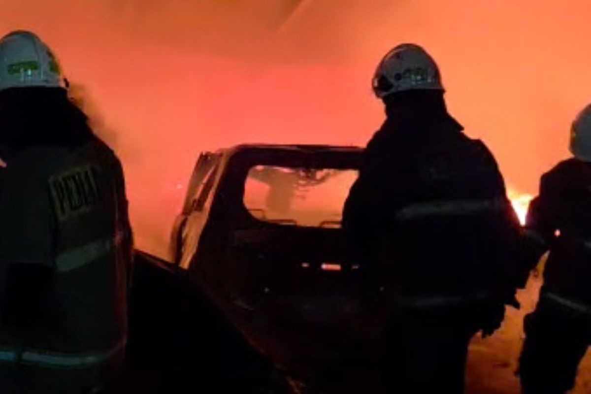 30 Personnel Deployed to Tackle Warehouse Fire in Cilincing, North Jakarta