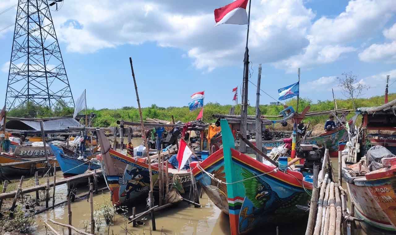 Severe Weather Sinks KM Ratna Ningsih, Three Crew Members Missing