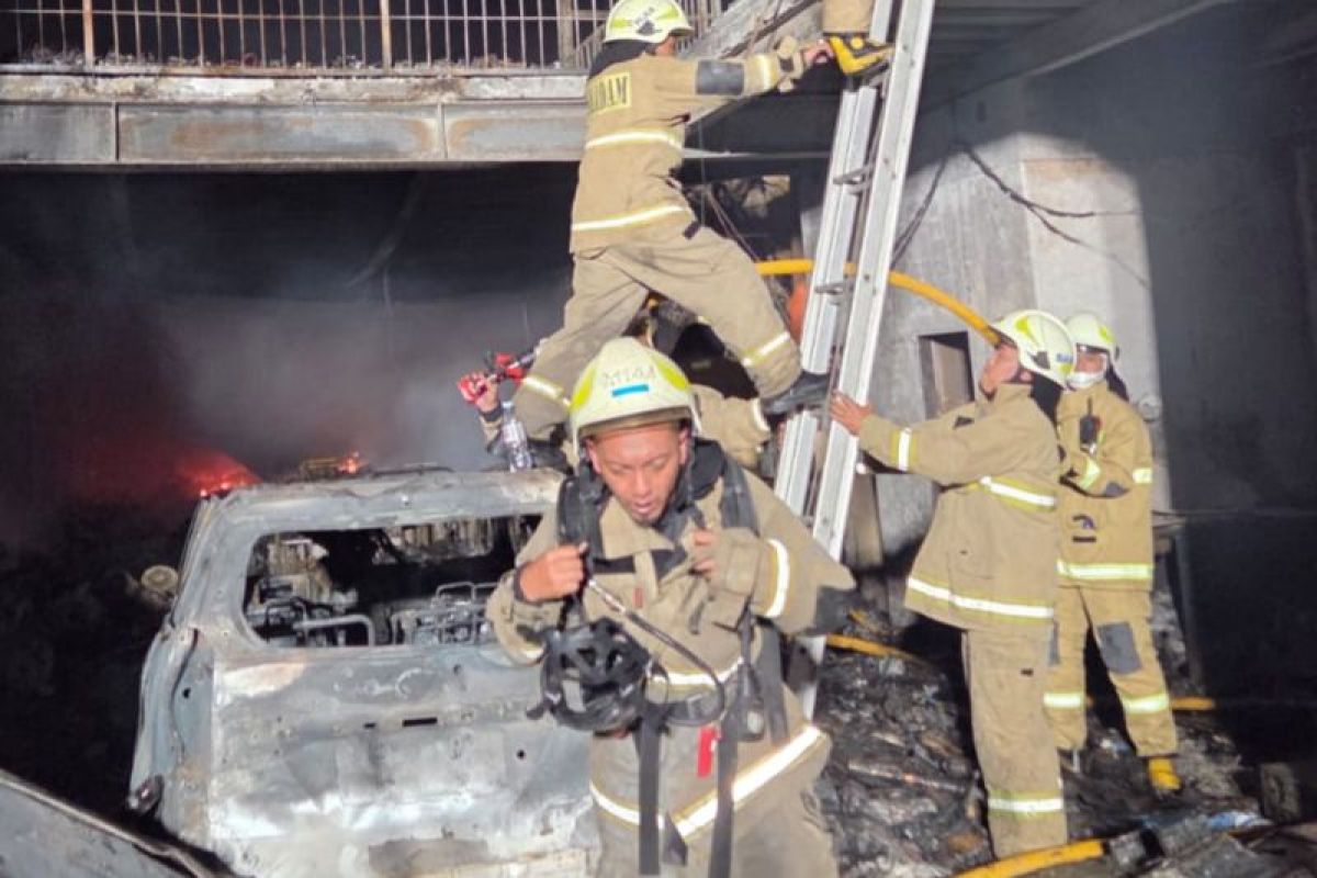 Firefighters Still Working to Extinguish Warehouse Blaze in North Jakarta
