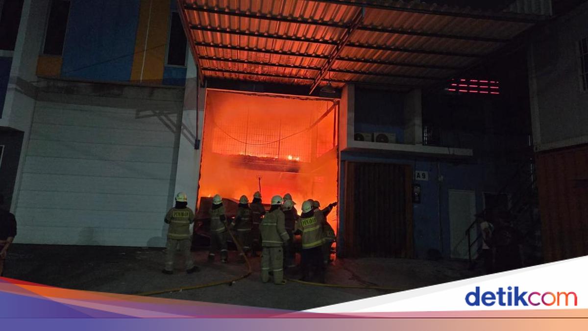 Warehouse in Cilincing, North Jakarta, Engulfed in Flames; 17 Fire Engines Deployed