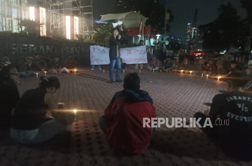 Mass Action Greets Former Jampidsus' Arrival at KPK Detention Centre